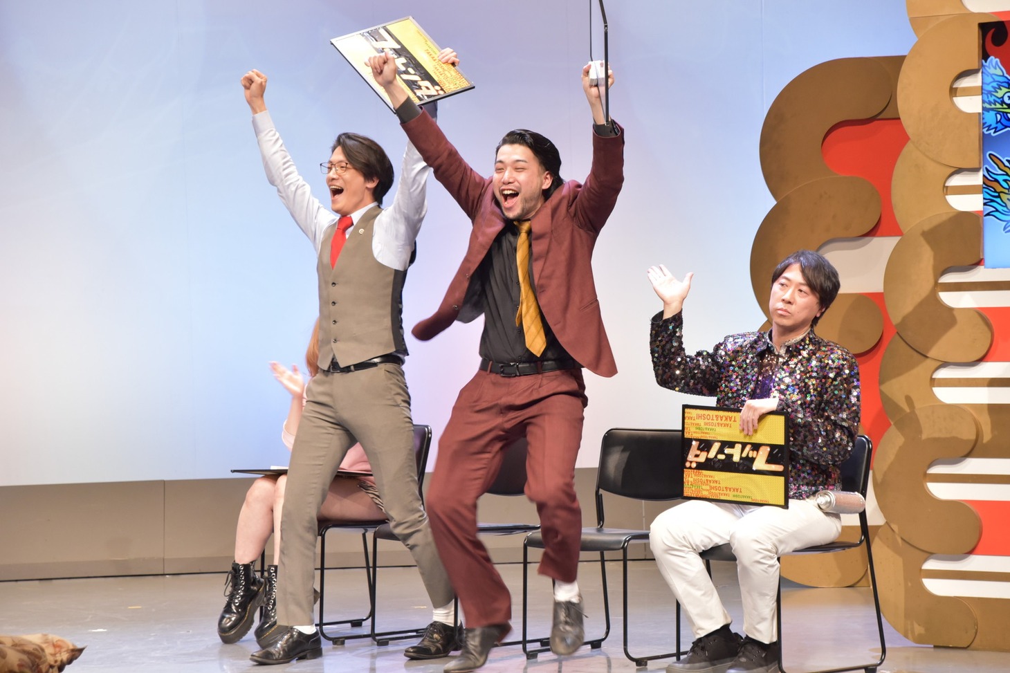 「フットンダ王決定戦2024 ワイルドカード予選会LIVE」を勝ち抜き、地上波の「フットンダ王決定戦2024」出場を決めた（手前左から）こたけ正義感と村田大樹。右はスカチャン・ヤジマリー。。