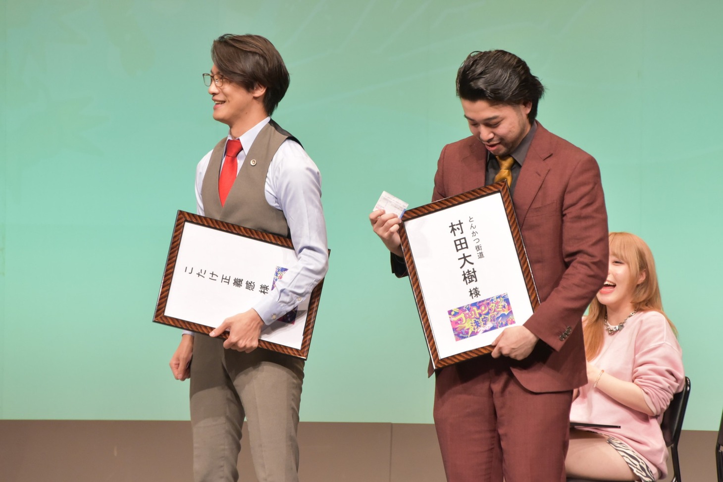 地上波出演へ向けて“楽屋バリ”とタクシーチケットを手渡される、こたけ正義感と村田大樹。