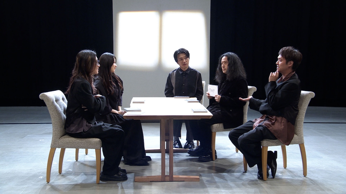「こじつけカードドラマ」の様子。(c)フジテレビ