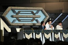 敗者復活戦の審査員席に“前乗り”する（左から）錦鯉・渡辺、マヂカルラブリー・野田クリスタル、NON STYLE石田。