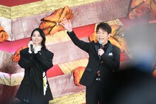 敗者復活戦の司会を務めた陣内智則（右）と西野七瀬（左）。