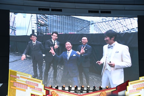 登場前の芸人審査員たちがスクリーンに映し出された場面。