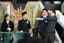 会場の観客にも芸人審査員にも「大好き」だと伝える華山にこらす。