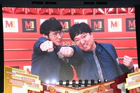 20世紀にも勝利し、拳を突き出すロングコートダディ。