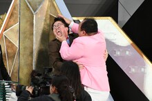 ロングコートダディに勝利し、大喜びして相方・檜原をなで回すママタルト大鶴肥満。