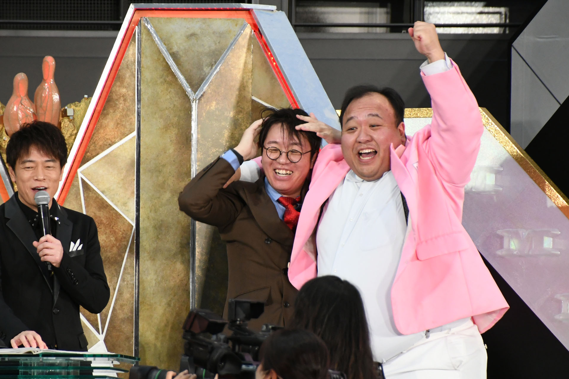 ロングコートダディに勝利し、大喜びするママタルト。 [画像ギャラリー