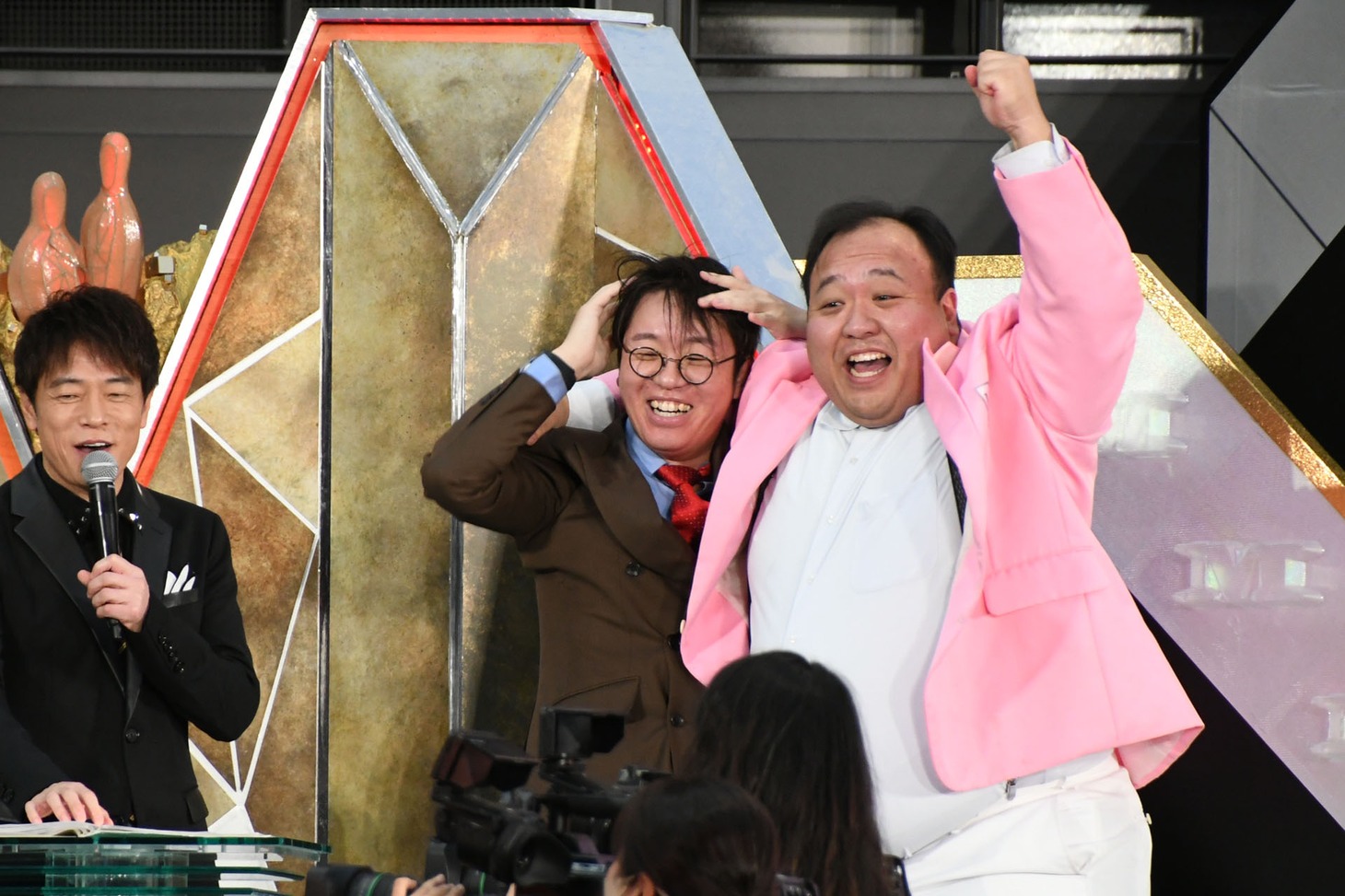 ロングコートダディに勝利し、大喜びするママタルト。