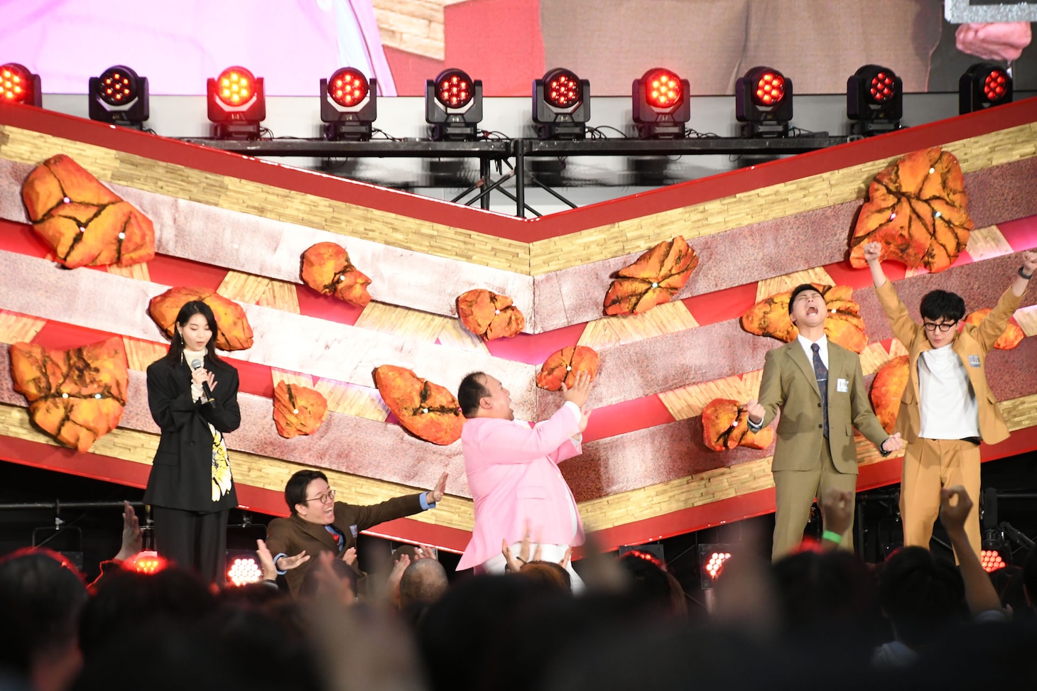 ママタルトに勝利したヘンダーソン（右2人）。