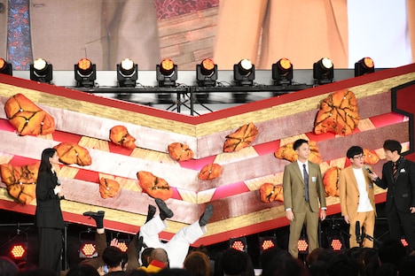 Aブロックを勝ち上がった気持ちを聞かれるヘンダーソンと、敗退してどてーんと倒れるママタルト。