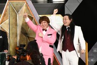 豪快キャプテンに勝利し、喜ぶ鬼としみちゃむ。