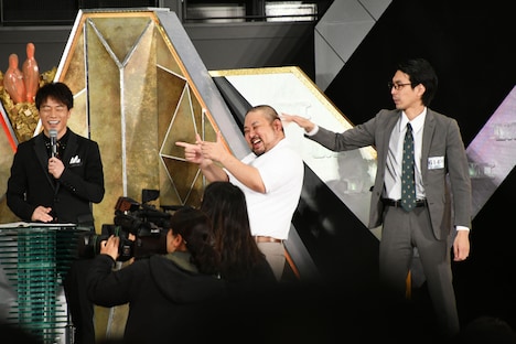 鬼としみちゃむに勝利し、「ほんちー」で喜びを表すスタミナパン麻婆。