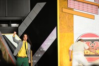 鬼としみちゃむに勝利し、ガッツポーズするトム・ブラウン。