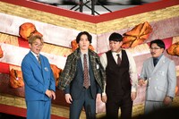 自らの衣装をナイチンゲールダンス・ヤスに託すオズワルド畠中。