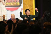 敗者復活戦の会場から決勝のスタジオへと送り出されるシシガシラ。