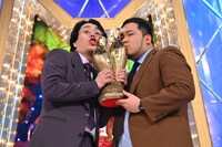 「M-1グランプリ2023」で優勝した令和ロマン。 (c)M-1グランプリ事務局