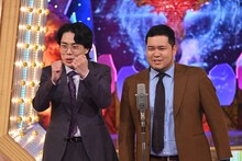 最終決戦でネタを披露する令和ロマン。 (c)M-1グランプリ事務局