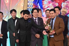 コメントを求められる令和ロマン・松井ケムリ。 (c)M-1グランプリ事務局