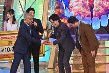 松本人志からトロフィーを受け取る令和ロマン。 (c)M-1グランプリ事務局