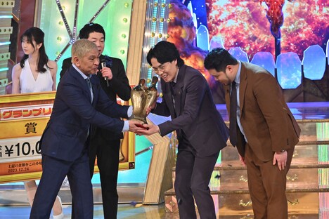 松本人志からトロフィーを受け取る令和ロマン。 (c)M-1グランプリ事務局