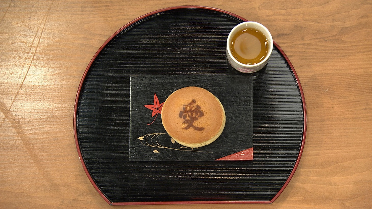 「愛」とプリントされたどらやき。