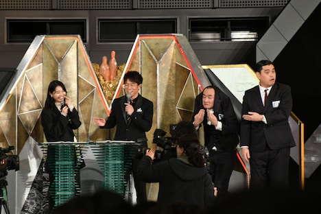 「パラレルワールドから来た西野七瀬」を名乗るななまがり森下（左から3人目）。