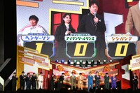 決勝進出者を決める芸人審査員の投票を開封する場面。