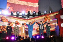 「（昨年までの会場の）六本木のほうが好きです！」と言っていたが、「新宿のみんなだーい好き！」と宣言するナイチンゲールダンス・中野なかるてぃん（左から4人目）。