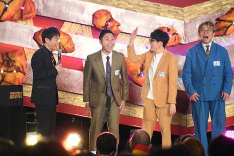 「ラストイヤーで負けたので引退しようかな……。ウソウソ！ テテレー！」と述べるヘンダーソン子安（左から2人目）。