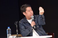 「M-1グランプリ2023」の最終審査のモニターの様子を再現する井口。