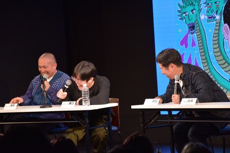 左から、ラブレターズ、ウエストランド井口。写真は「チャンスの時間」での共演を振り返り、笑いが止まらない場面。