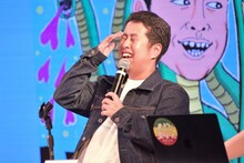 「ライブ!!今月のお笑い2～王者の1年、どうだった？～」に出演し、ラブレターズとのトークで笑いが止まらないウエストランド井口。