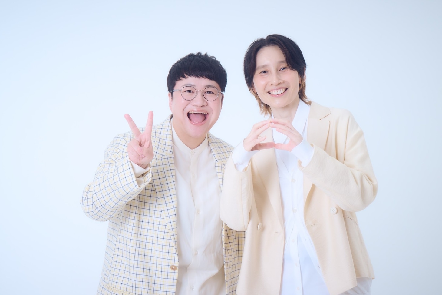 ハリセンボン。左から近藤春菜、箕輪はるか。（カメラマン：田中聖太郎）