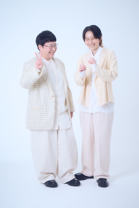 ハリセンボン。左から近藤春菜、箕輪はるか。（カメラマン：田中聖太郎）