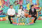 「運動神経悪い芸人2023」MC側の（左から）アンタッチャブル山崎、井桁弘恵、蛍原徹。(c)テレビ朝日