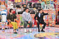 「年末大売り出し！家電芸人」MC側の（左から）倉科カナ、バナナマン日村、蛍原徹。(c)テレビ朝日