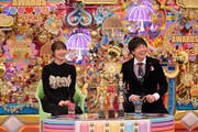 「アメトーーク大賞2023」MC側の（左から）広瀬アリス、蛍原徹。(c)テレビ朝日