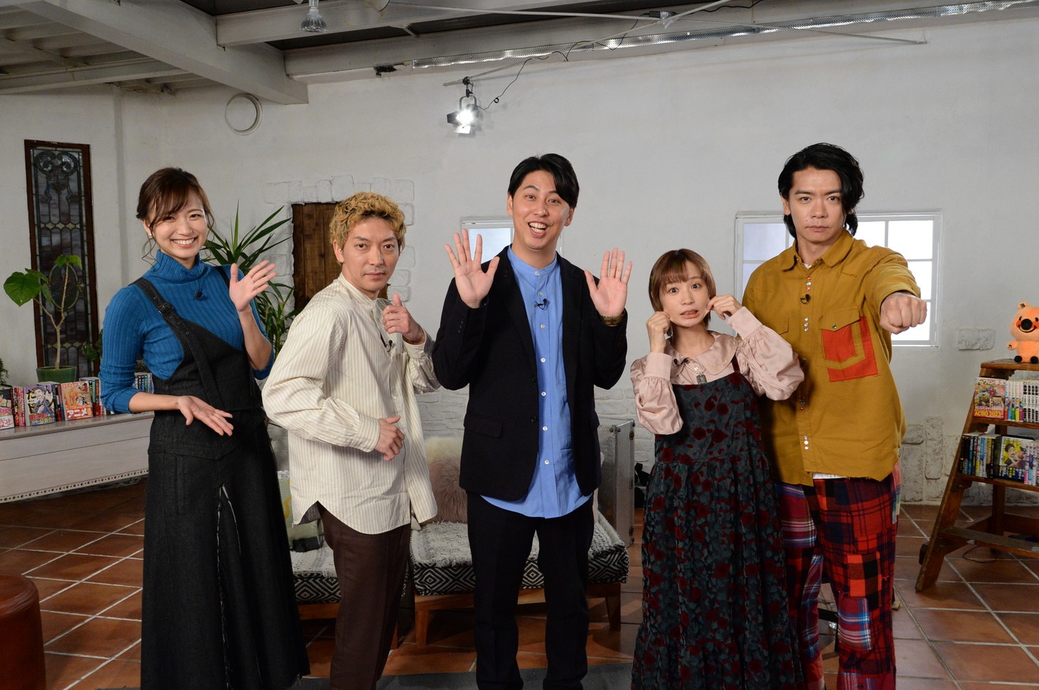 「勝手に！漫画アワードNEO」に出演する（左から）斎藤真美アナ、ニューヨーク、モモコグミカンパニー、マヂカルラブリー・野田クリスタル。(c)ABCテレビ