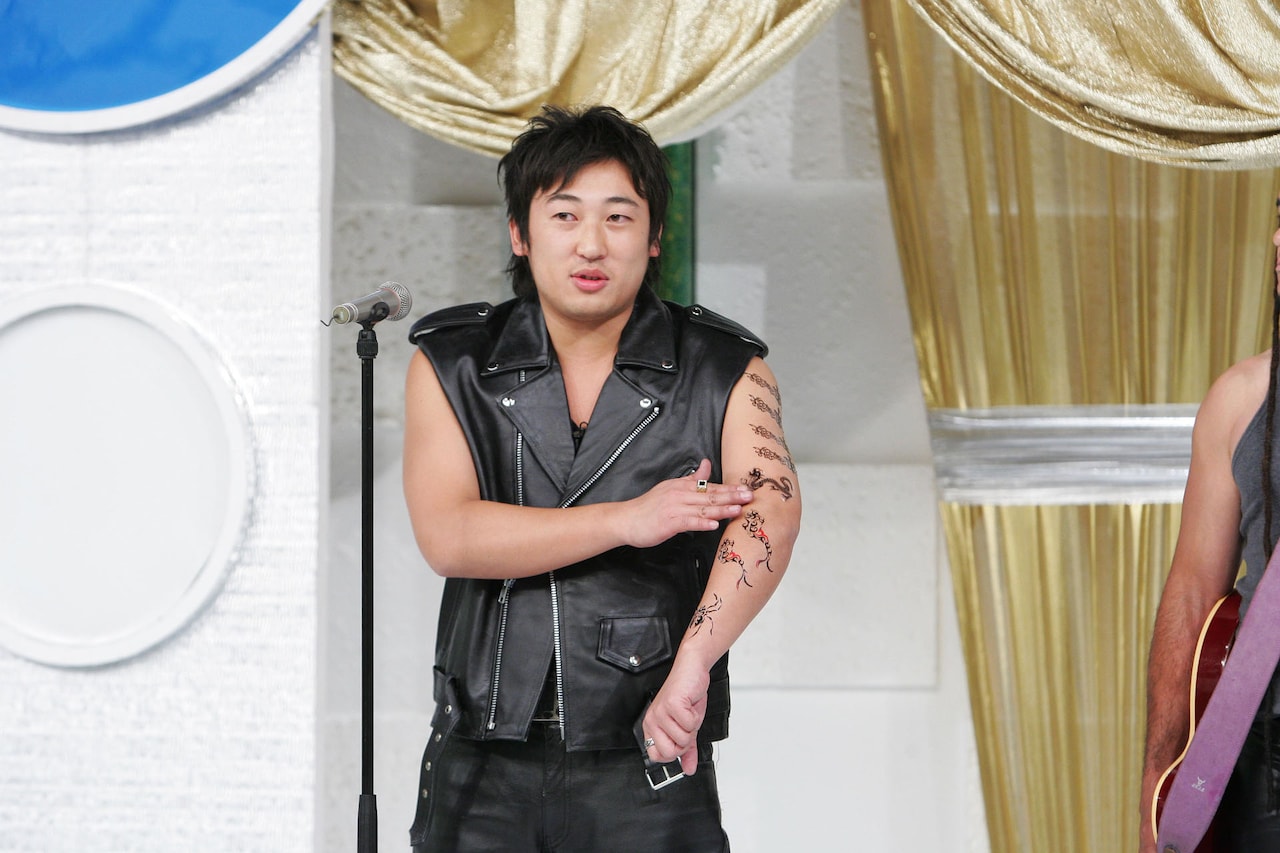 2009年6月放送の「芸人マジ歌選手権」で初登場を果たしたロバート秋山。(c)テレビ東京