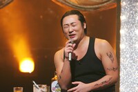 2011年1月放送の「芸人マジ歌選手権」より、ロバート秋山。なんのタトゥーか聞かれ、このときは「細い……なんて言うんだろう」と自分でもあまりよくわかっていない様子だった。(c)テレビ東京