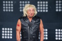 2016年1月放送の「芸人マジ歌選手権」より、ロバート秋山。腕には明太子やほうとうなどが刻まれている。(c)テレビ東京