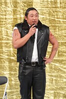 2017年1月放送の「芸人マジ歌選手権」より、ロバート秋山。腕には正月名物の箱根駅伝のタトゥー。(c)テレビ東京