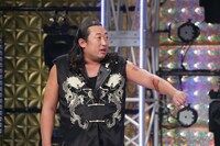 2018年12月放送の「芸人マジ歌選手権」より、ロバート秋山。この年のタトゥーは「年忘れにっぽんの歌」、「アメトーーーーーーーーーーク年末5時間SP」、八重洲の帰省など。(c)テレビ東京