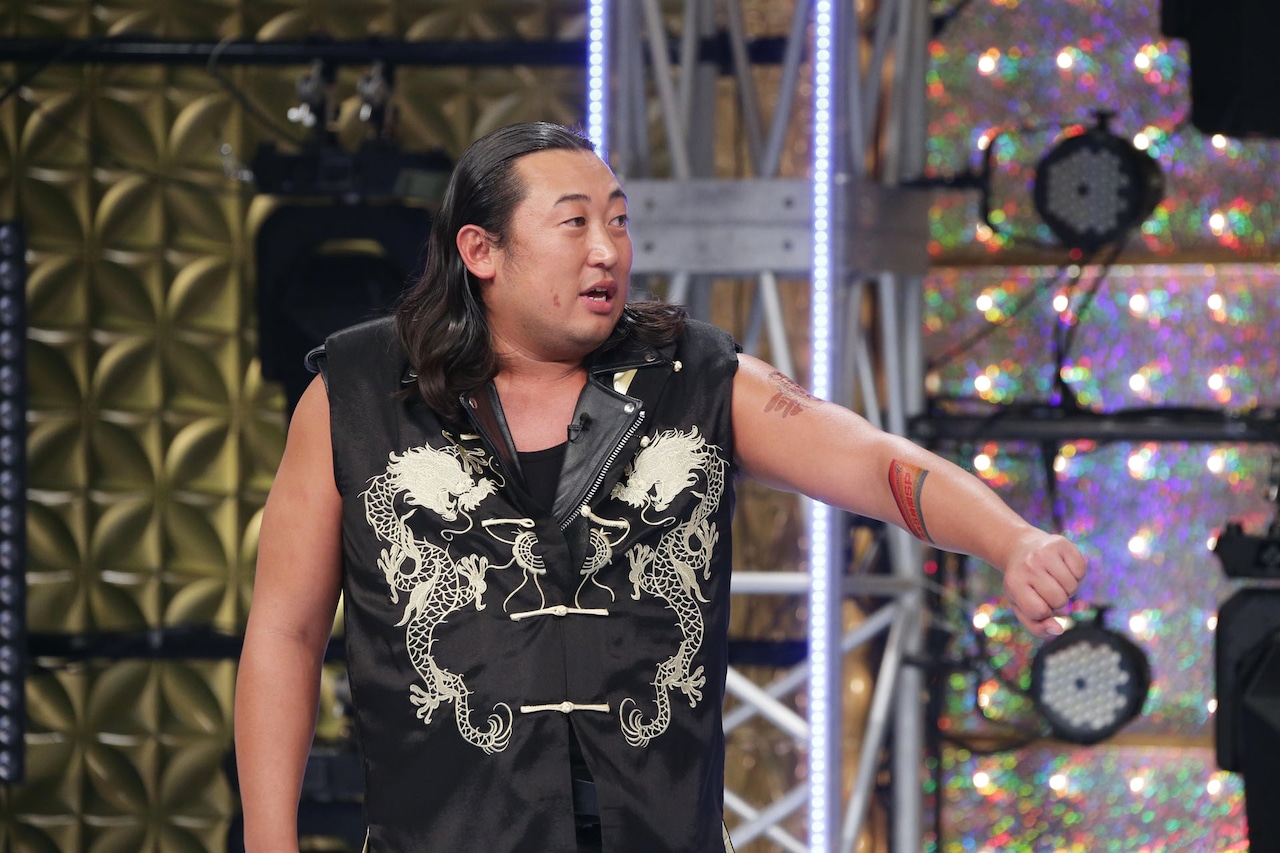 2018年12月放送の「芸人マジ歌選手権」より、ロバート秋山。この年のタトゥーは「年忘れにっぽんの歌」、「アメトーーーーーーーーーーク年末5時間SP」、八重洲の帰省など。(c)テレビ東京