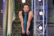 2019年12月放送の「芸人マジ歌選手権」より、ロバート秋山。この年のタトゥーは大流行したサウナがモチーフに。(c)テレビ東京