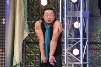 2019年12月放送の「芸人マジ歌選手権」より、ロバート秋山。この年のタトゥーは大流行したサウナがモチーフに。(c)テレビ東京