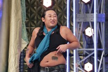 2019年12月放送の「芸人マジ歌選手権」より、ロバート秋山。(c)テレビ東京