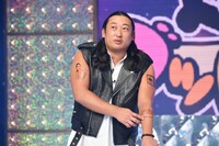 2020年12月放送の「芸人マジ歌選手権」より、ロバート秋山。この年のタトゥーは宮崎美子40年ぶりビキニ披露、ZOOM会議、置き配など。(c)テレビ東京