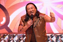 2021年12月放送の「芸人マジ歌選手権」より、ロバート秋山。この年のタトゥーは銀座をぶらつくバッハ会長、逃げ出したアミメニシキヘビとそれを捕まえたiZooの白輪園長、GONZEME、フルーツ大福など。(c)テレビ東京