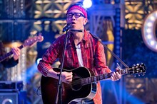 原点回帰した東京03角田。(c)テレビ東京