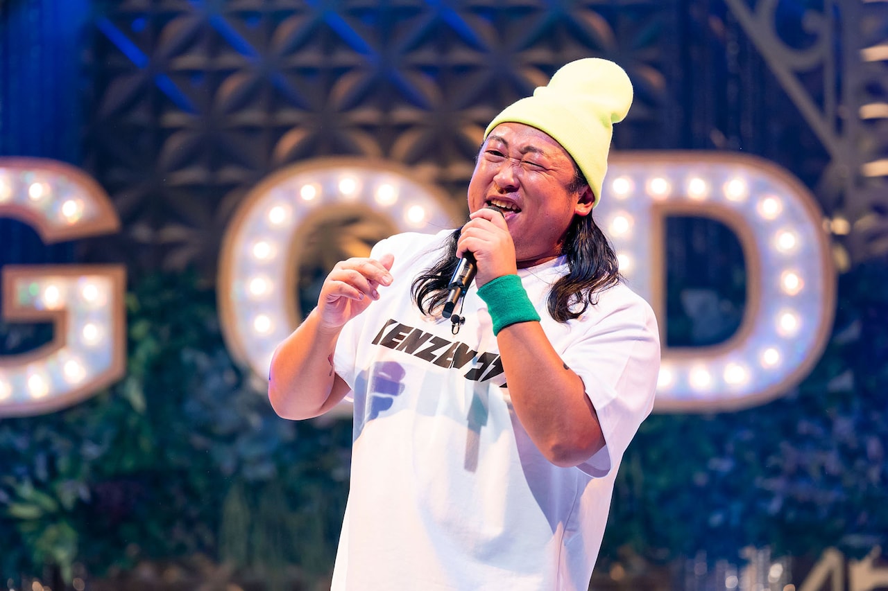 2024年1月放送の「芸人マジ歌選手権」より、ロバート秋山。この年のタトゥーは広末涼子が被っていた穴あき麦わら帽子、河村たかし名古屋市長のスラムダンクコスプレ、上野の貴金属店に入った強盗を撃退したさすまた、惜しまれつつワゴン販売を終了した新幹線の硬いアイス、X（旧Twitter）など。(c)テレビ東京